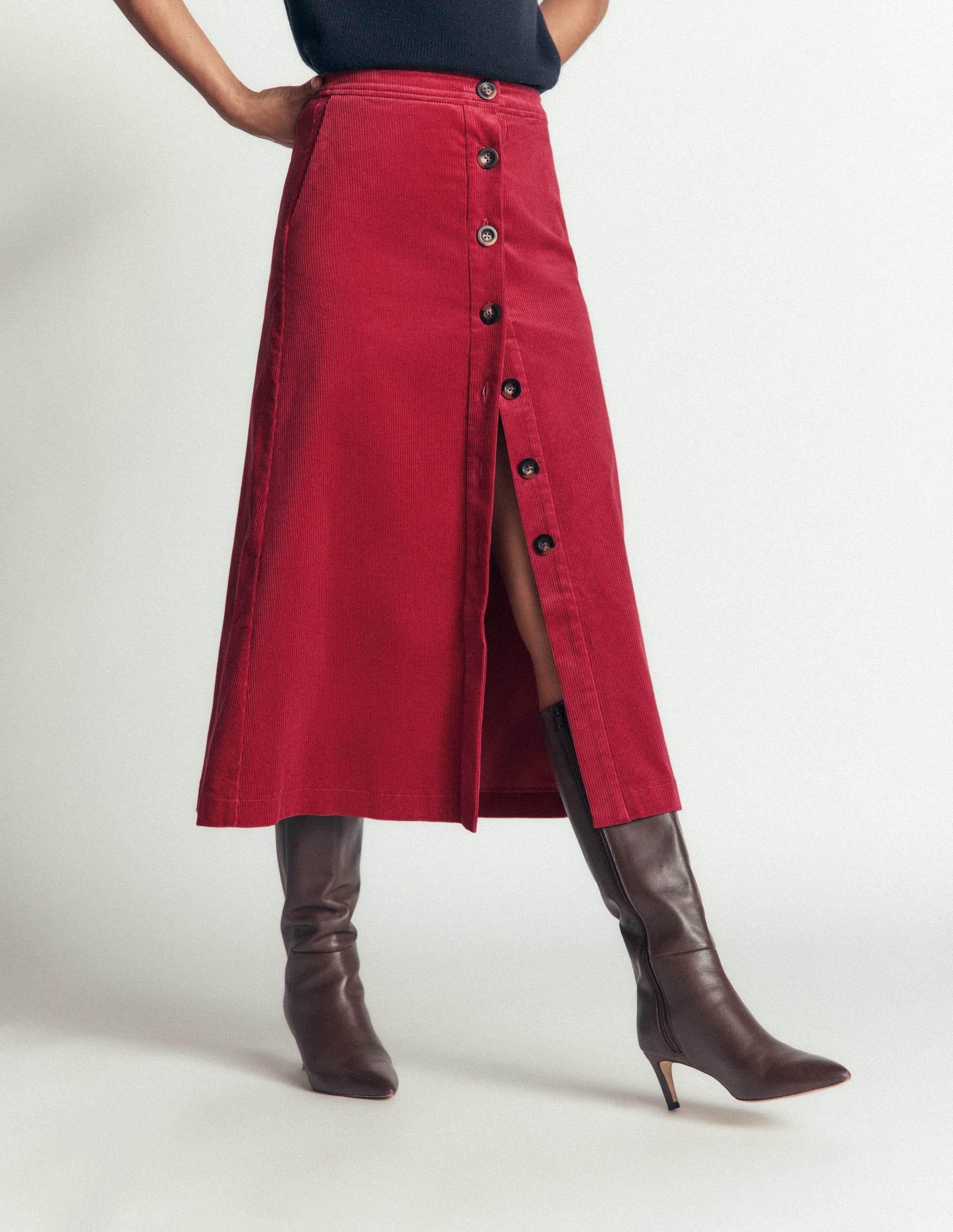 Val Cord-Midirock mit Knopf-Erdiges Rot-5