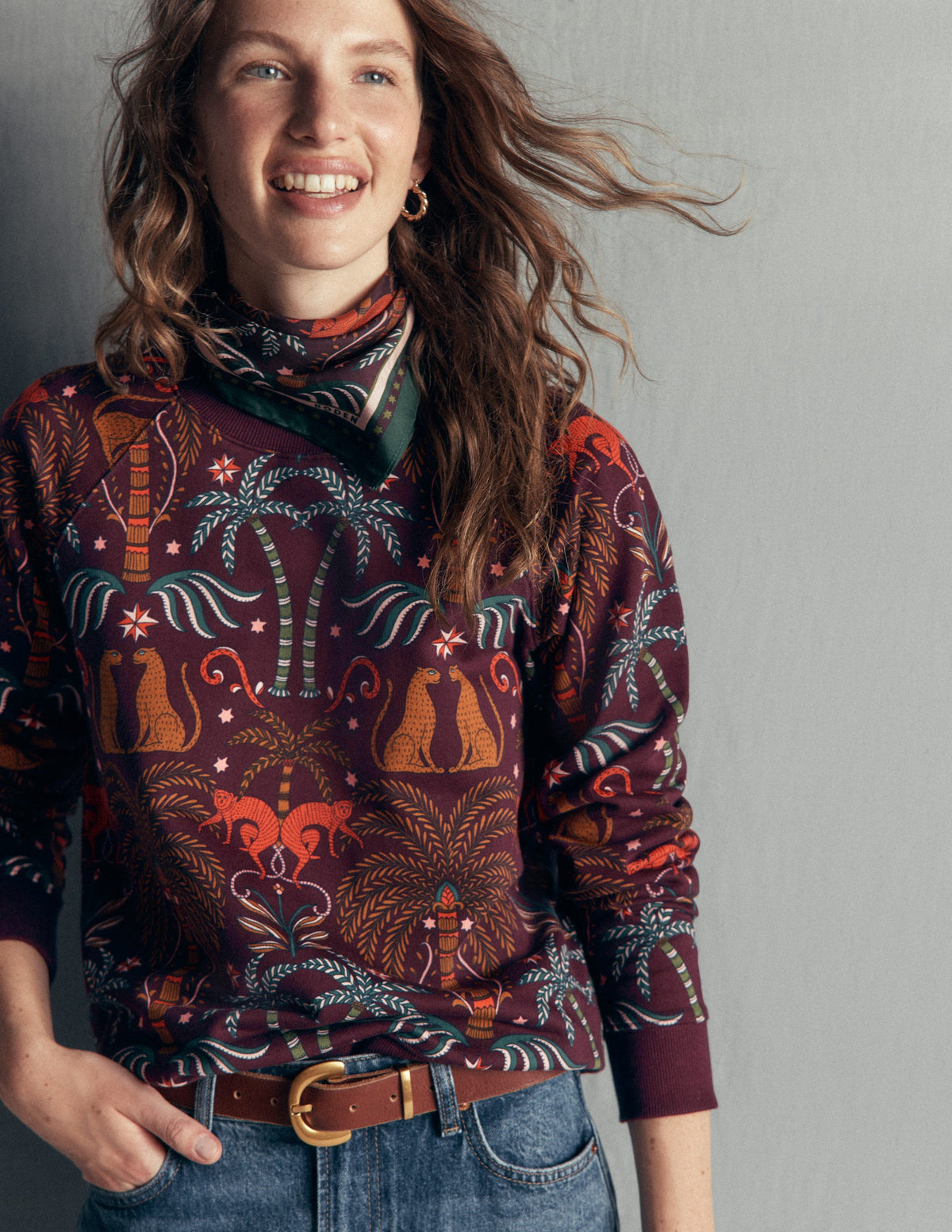 Rosa Bedrucktes Sweatshirt-Dschungelcharm Platzierter Druck-1