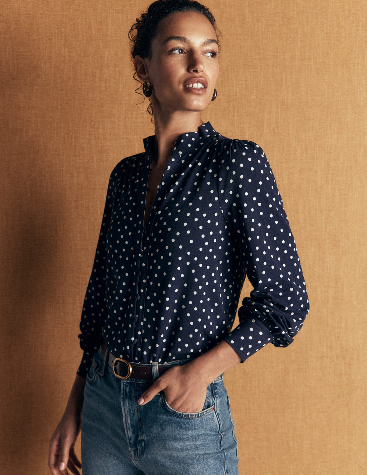 Bluse mit langen Manschetten und halber Knopfleiste-Navy Tupfen auf Tupfen-2