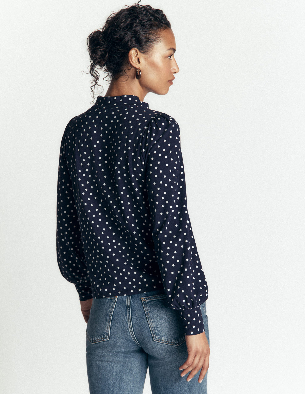 Bluse mit langen Manschetten und halber Knopfleiste-Navy Tupfen auf Tupfen-3
