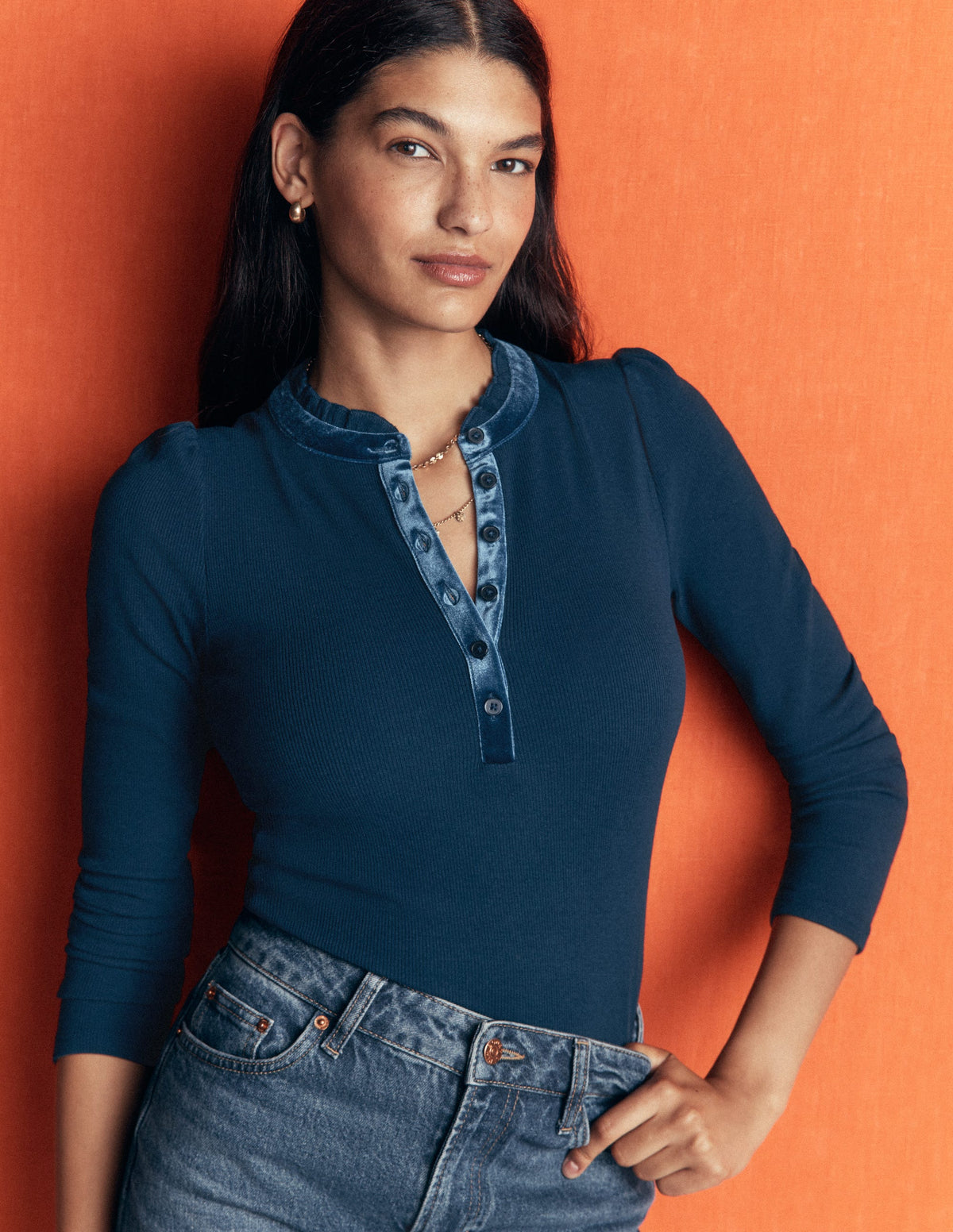 Henley-Shirt mit Samtbesatz und Rüschenkragen-Blau-1