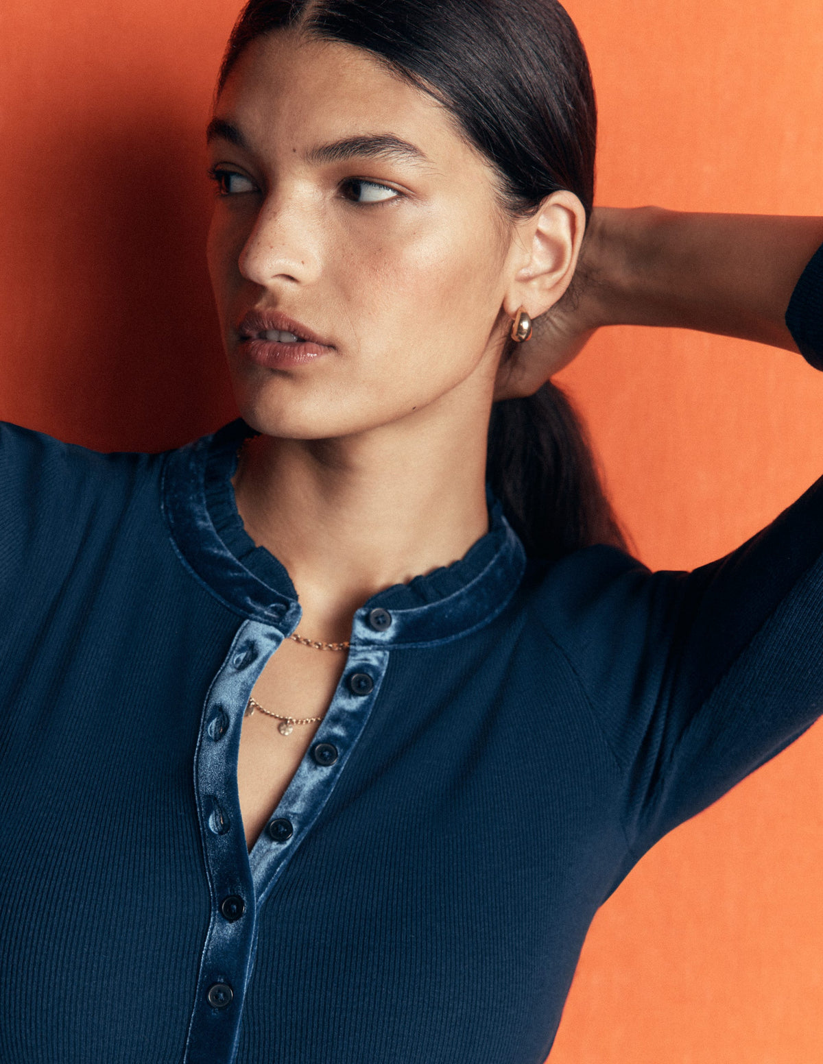 Henley-Shirt mit Samtbesatz und Rüschenkragen-Blau - Image 2