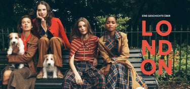 Vier Frauen sitzen auf einer Bank in einer Parklandschaft im Freien; sie tragen Outfits mit Karomuster und in Brauntönen, dazu sind zwei kleine Hunde zu sehen. Rechts ist in großen roten Buchstaben „A TALE OF LONDON“ zu lesen.