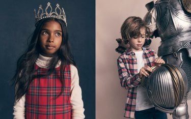 Ein geteiltes Porträt, das zwei Kinder in thematischen Kostümen zeigt. Links trägt ein Mädchen eine silberne Tiara und ein rotes Tartan-Kleid über einem cremefarbenen Hemd vor einem dunkelblau-grauen Hintergrund.