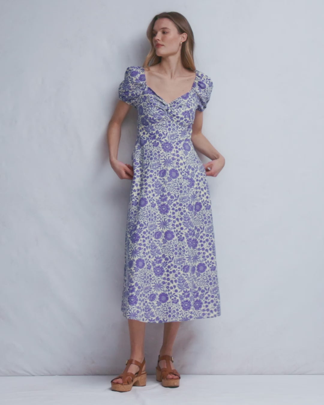 Kleid aus Leinenmischgewebe mit Twistdetail vorne