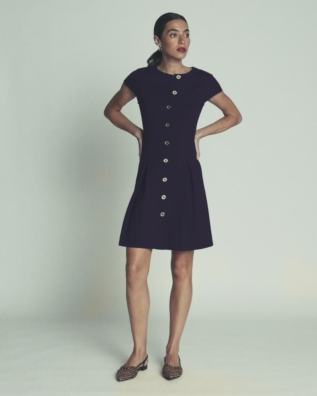 Kurzes Kleid mit Faltendetail und Knöpfen